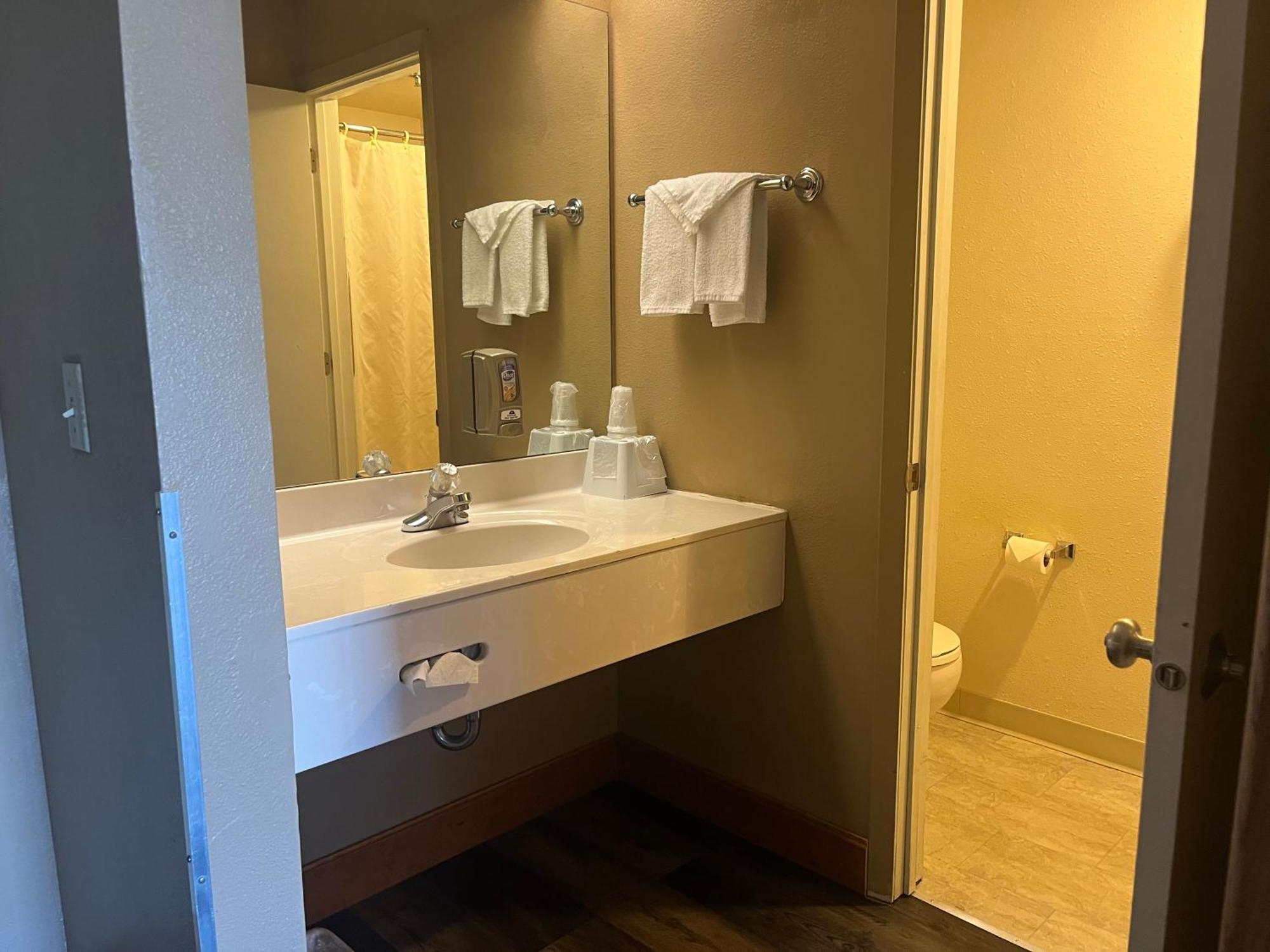 Americas Best Value Inn Kalispell Bagian luar foto